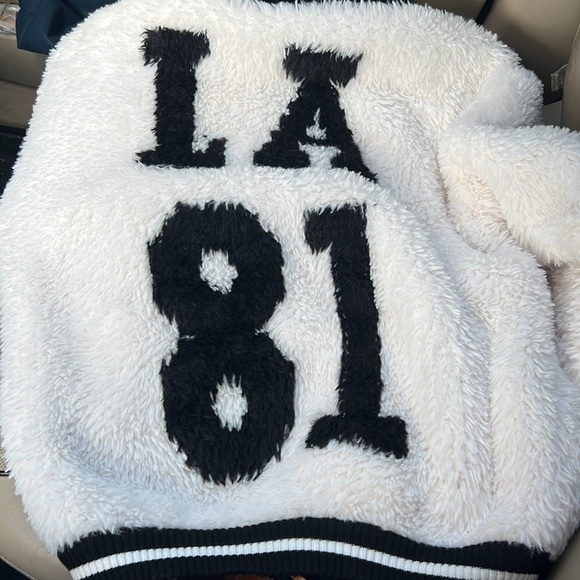 GUESS Teddy Jacket with faux fur. Excellent condition! PTP stretches to 24’ - Picture 3 of 13